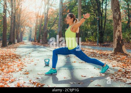 Woman stretching dans le parc.