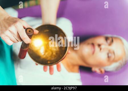 Bol de chant tibétain en thérapie de méditation sonore. Banque D'Images