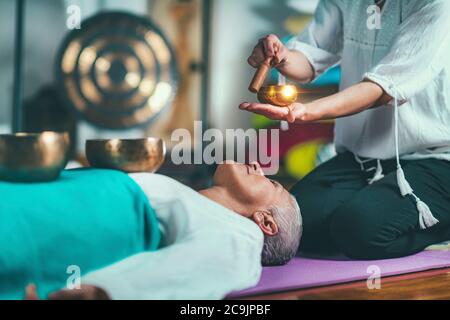 Bol de chant tibétain en thérapie de méditation sonore. Banque D'Images