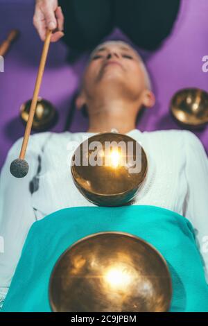 Bol de chant tibétain en thérapie de méditation sonore. Banque D'Images