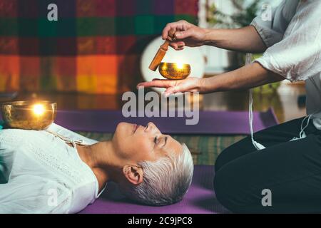 Bol de chant tibétain en thérapie de méditation sonore. Banque D'Images