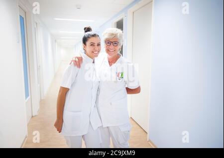 Les infirmières rient dans le couloir. Banque D'Images