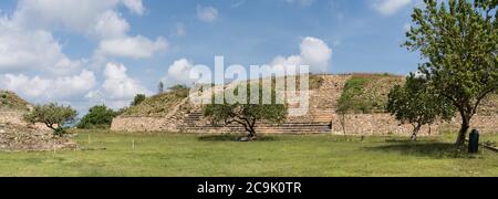 Le bâtiment 1 sur le côté nord de la Plaza A dans les ruines de la ville Zapotec d'Atzompa, près d'Oaxaca, Mexique. Banque D'Images