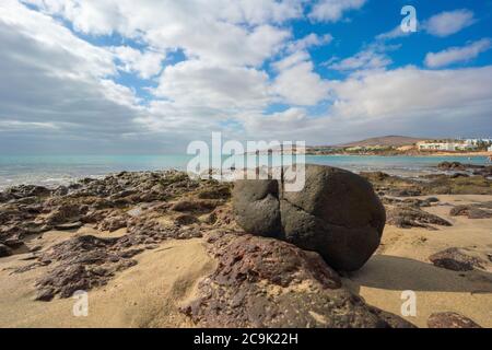 Boulder sur une plage de sable. Banque D'Images