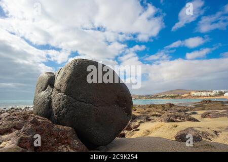 Boulder sur une plage de sable. Banque D'Images