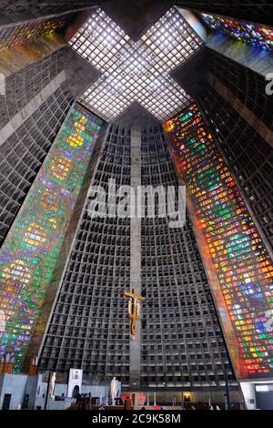 Brésil Rio de Janeiro - Cathédrale métropolitaine de Saint-Sébastien - Catedral Metropolitana intérieur vertical Banque D'Images