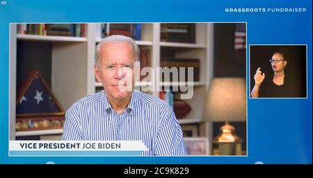 Wilmington, Delaware, États-Unis. 31 juillet 2020. Une capture d'écran du vice-président JOE BIDEN et de la sénatrice ELIZABETH WARREN (D-ma) a été capturée lors d'une collecte de fonds à la base pour le Fonds de la victoire de Biden. Crédit : Brian Cahn/ZUMA Wire/Alay Live News Banque D'Images