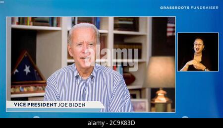 Wilmington, Delaware, États-Unis. 31 juillet 2020. Une capture d'écran du vice-président JOE BIDEN et de la sénatrice ELIZABETH WARREN (D-ma) a été capturée lors d'une collecte de fonds à la base pour le Fonds de la victoire de Biden. Crédit : Brian Cahn/ZUMA Wire/Alay Live News Banque D'Images