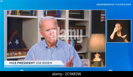 Wilmington, Delaware, États-Unis. 31 juillet 2020. Une capture d'écran du vice-président JOE BIDEN et de la sénatrice ELIZABETH WARREN (D-ma) a été capturée lors d'une collecte de fonds à la base pour le Fonds de la victoire de Biden. Crédit : Brian Cahn/ZUMA Wire/Alay Live News Banque D'Images