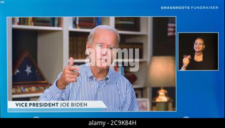 Wilmington, Delaware, États-Unis. 31 juillet 2020. Une capture d'écran du vice-président JOE BIDEN et de la sénatrice ELIZABETH WARREN (D-ma) a été capturée lors d'une collecte de fonds à la base pour le Fonds de la victoire de Biden. Crédit : Brian Cahn/ZUMA Wire/Alay Live News Banque D'Images