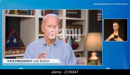 Wilmington, Delaware, États-Unis. 31 juillet 2020. Une capture d'écran du vice-président JOE BIDEN et de la sénatrice ELIZABETH WARREN (D-ma) a été capturée lors d'une collecte de fonds à la base pour le Fonds de la victoire de Biden. Crédit : Brian Cahn/ZUMA Wire/Alay Live News Banque D'Images