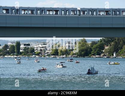Vienne, Autriche. 31 juillet 2020. Les gens aiment faire du bateau sur le vieux Danube à Vienne, en Autriche, le 31 juillet 2020. Le Vieux Danube, une zone de loisirs située au centre de Vienne, est populaire parmi les Viennois en été. Credit: Guo Chen/Xinhua/Alay Live News Banque D'Images
