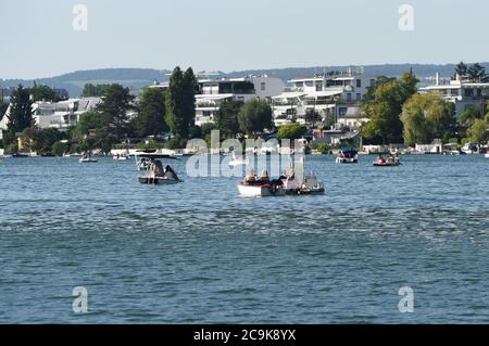 Vienne, Autriche. 31 juillet 2020. Les gens aiment faire du bateau sur le vieux Danube à Vienne, en Autriche, le 31 juillet 2020. Le Vieux Danube, une zone de loisirs située au centre de Vienne, est populaire parmi les Viennois en été. Credit: Guo Chen/Xinhua/Alay Live News Banque D'Images
