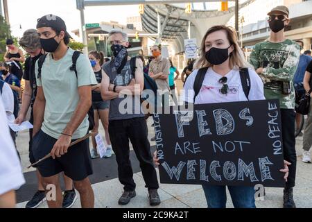 Detroit, Michigan, États-Unis. 31 juillet 2020. Un rassemblement dans le bâtiment fédéral s'oppose au projet du président Trump d'envoyer la police fédérale à Detroit. Les manifestants ont déclaré que l'argent fédéral devrait plutôt être utilisé pour la santé et le soutien du revenu pendant la pandémie du coronavirus. Crédit : Jim West/Alay Live News Banque D'Images