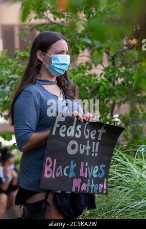 Detroit, Michigan, États-Unis. 31 juillet 2020. Un rassemblement dans le bâtiment fédéral s'oppose au projet du président Trump d'envoyer la police fédérale à Detroit. Les manifestants ont déclaré que l'argent fédéral devrait plutôt être utilisé pour la santé et le soutien du revenu pendant la pandémie du coronavirus. Crédit : Jim West/Alay Live News Banque D'Images