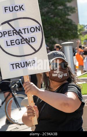 Detroit, Michigan, États-Unis. 31 juillet 2020. Un rassemblement dans le bâtiment fédéral s'oppose au projet du président Trump d'envoyer la police fédérale à Detroit. Les manifestants ont déclaré que l'argent fédéral devrait plutôt être utilisé pour la santé et le soutien du revenu pendant la pandémie du coronavirus. Crédit : Jim West/Alay Live News Banque D'Images