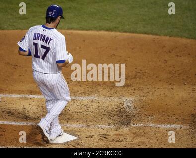 Chicago, États-Unis. 31 juillet 2020. Chicago Cubs le troisième baseman Kris Bryant marque contre les pirates de Pittsburgh dans le troisième repas à Wrigley Field le vendredi 31 juillet 2020 à Chicago. Photo par Kamil Krzaczynski/UPI crédit: UPI/Alay Live News Banque D'Images