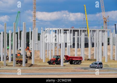 23 juillet 2020, Brandebourg, Grünheide: Le chantier de construction du constructeur automobile électrique Tesla. Selon la société, le Gigafactory Berlin-Brandenburg sera l'installation de production en série la plus avancée au monde pour les véhicules électriques. À partir de la production du modèle y, les futurs modèles de véhicules destinés aux marchés mondiaux seront conçus, développés et produits en Allemagne. Photo: Soeren Stache/dpa-Zentralbild/ZB Banque D'Images