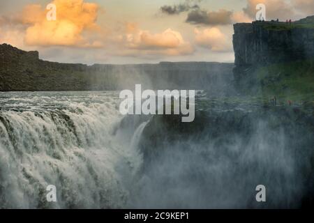 Dettifoss Waterfall dans le nord de l'Islande pendant l'été, en soirée. Il y a des touristes qui prennent des photos et regardent la grandeur. C'est un important Banque D'Images