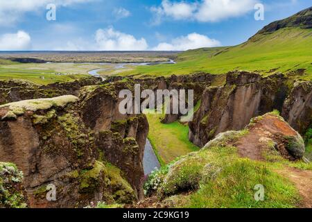 Vue imprenable sur Fjadrargljufur Canyon est un canyon profond dans la partie sud-est de l'Islande. La rivière Fjaðrá traverse des murs abrupts et des méandres Banque D'Images