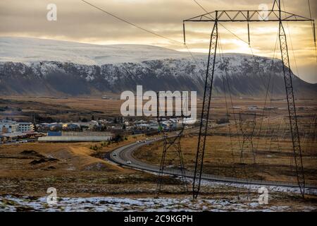 Poteaux électriques haute tension et beaux paysages de haut en matinée, montagnes et villages en hiver, il ya de la neige couvrant la région. Le Banque D'Images