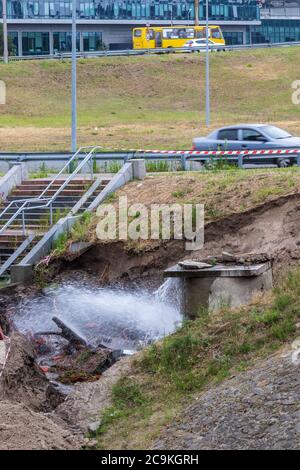 Système d'évacuation en cas d'accident. Défaillance de l'alimentation en eau. Percée du système d'alimentation en eau. Une fontaine d'eau s'écoule de l'égout sous haute pression Banque D'Images