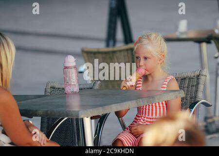 Bruxelles, Belgique. 31 juillet 2020. Une fille mange une glace sur la place Jourdan à Bruxelles, Belgique, le 31 juillet 2020. Une vague de chaleur a frappé la Belgique vendredi. Credit: Zhang Cheng/Xinhua/Alay Live News Banque D'Images