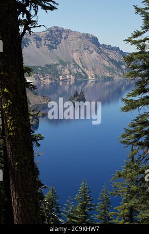 L'île nommée Phantom Ship, vue depuis le Phantom Ship, surplombe le parc national de Crater Lake, dans l'Oregon, aux États-Unis. Banque D'Images