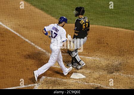 Chicago, États-Unis. 31 juillet 2020. Chicago Cubs troisième baseman Kris Bryant (17) a pris des scores contre les pirates de Pittsburgh dans le cinquième repas au Wrigley Field le vendredi 31 juillet 2020 à Chicago. Photo par Kamil Krzaczynski/UPI crédit: UPI/Alay Live News Banque D'Images