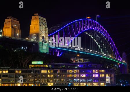 Le Sydney Harbour Bridge, illuminé en couleurs la nuit pour le festival annuel « Vivid Sydney ». Sydney, Australie, mai 28 2019 Banque D'Images