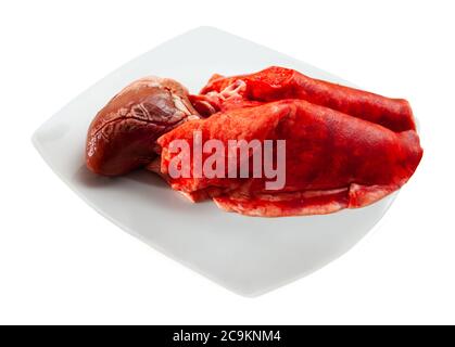 Cœur d'agneau cru et poumons prêts à cuire. Isolé sur fond blanc Banque D'Images