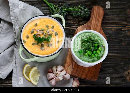 Soupes de légumes sur fond de bois sombre. Vue de dessus Banque D'Images