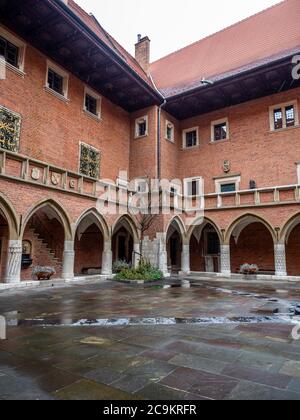 Pologne, Cracovie - 28 décembre 2019 : Cour du Collegium Maius, Université Jagellonienne avec musée. Banque D'Images