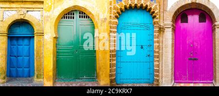Ensemble de portes marocaines traditionnelles, extérieur de bâtiments marocains et portes en bois Banque D'Images