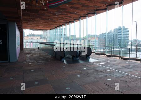 Anvers, Belgique, 19 juillet 2020, vue de l'intérieur du musée sur le ruisseau appelé le MAS avec l'escalier roulant Banque D'Images