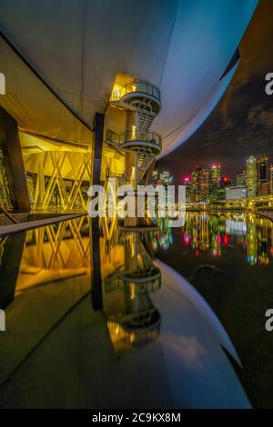 Photographie nocturne du paysage urbain et du front de mer le long de la marina hôtel Bay Sands et musée des sciences de l'art à Singapour Banque D'Images