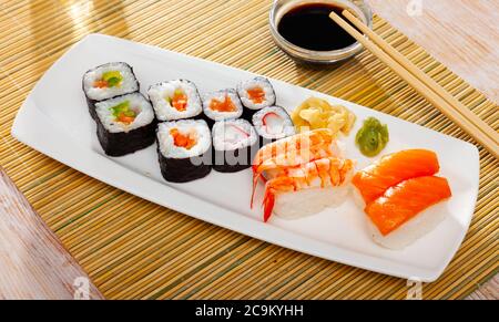 Futomaki, hosomaki et nigiris - petits pains japonais Banque D'Images