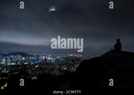 Corée du Sud. 31 juillet 2020. Les randonneurs prennent des photos dans un photopot près du sommet de la montagne Inwangsan à Jongno-gu Séoul, célèbre pour ses randonnées nocturnes. Credit: Won-Ki min/ZUMA Wire/Alay Live News Banque D'Images