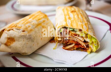 Gros plan de la coupe savoureux shawarma avec des légumes et des légumes hachés, personne Banque D'Images