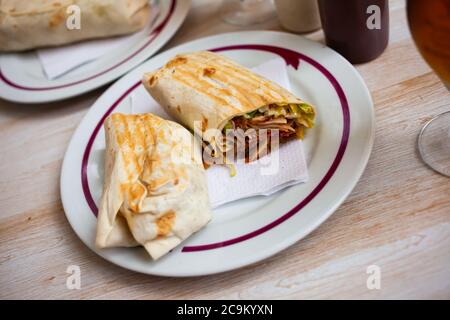 Gros plan de la coupe savoureux shawarma avec des légumes et des légumes hachés, personne Banque D'Images