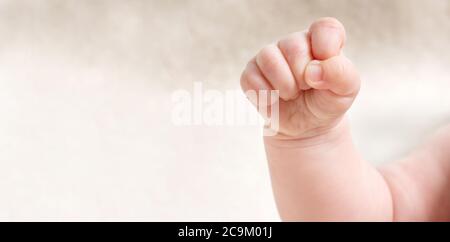 Bebe Fille Main Poing Ferme Photo Stock Alamy