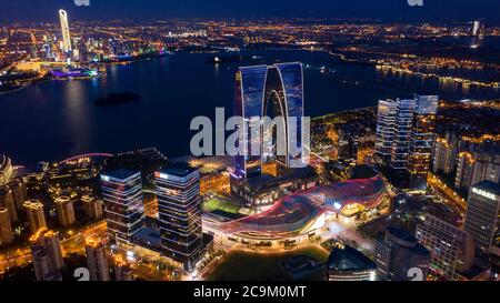 Suzhou, province chinoise du Jiangsu. 23 juillet 2020. Photo prise avec un drone montre des bâtiments modernes situés près du lac Jinji dans le parc industriel de Suzhou, Suzhou, province de Jiangsu, en Chine orientale, le 23 juillet 2020. Credit: Li Bo/Xinhua/Alay Live News Banque D'Images