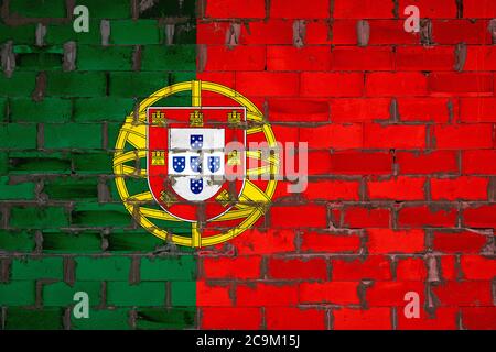 Le drapeau national du Portugal peint sur un mur de blocs de sibit avec du ciment . Le symbole du pays. Banque D'Images