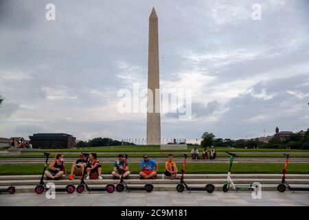 Washington, États-Unis. 1er août 2020. Les gens font la tournée du National Mall à Washington, DC, aux États-Unis, le 31 juillet 2020. Le nombre de cas de COVID-19 a dépassé 4.5 millions, avec plus de 152,000 décès vendredi aux États-Unis. Credit: Ting Shen/Xinhua/Alay Live News Banque D'Images