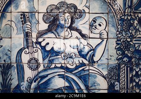 LISBONNE, PORTUGAL - 2 FÉVRIER 2019 : ancien baroque du XVII siècle ensemble d'azulejo, portugais carreaux peints avec une femme tenant un luth et un masque en L Banque D'Images