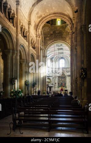 LISBONNE, PORTUGAL - 2 FÉVRIER 2019 : Cathédrale de Santa Maria Maior à Lisbonne, Portugal, le 2 février 2019. Vue intérieure de la nef principale avec soleil Banque D'Images