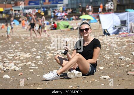 Hunstanton, Royaume-Uni. 31 juillet 2020. Mia Wilkinson profite d'une glace le jour le plus chaud de l'année est prévu aujourd'hui, et c'est un début prometteur alors que le soleil brille sur la plage de Hunstanton, Norfolk. Crédit : Paul Marriott/Alay Live News Banque D'Images