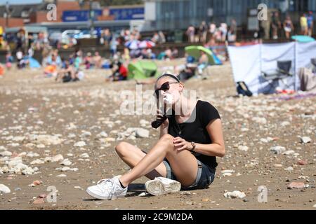 Hunstanton, Royaume-Uni. 31 juillet 2020. Mia Wilkinson profite d'une glace le jour le plus chaud de l'année est prévu aujourd'hui, et c'est un début prometteur alors que le soleil brille sur la plage de Hunstanton, Norfolk. Crédit : Paul Marriott/Alay Live News Banque D'Images