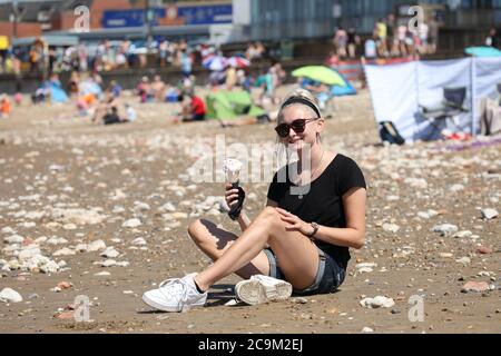 Hunstanton, Royaume-Uni. 31 juillet 2020. Mia Wilkinson profite d'une glace le jour le plus chaud de l'année est prévu aujourd'hui, et c'est un début prometteur alors que le soleil brille sur la plage de Hunstanton, Norfolk. Crédit : Paul Marriott/Alay Live News Banque D'Images