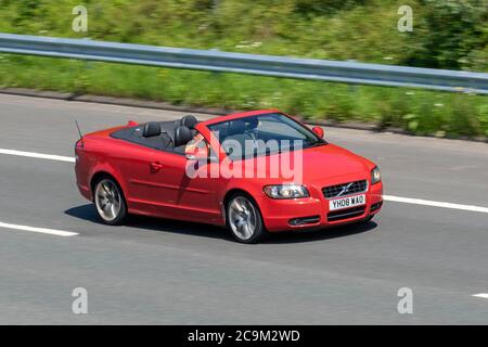 2008 rouge Volvo C70 Sport D5 ; véhicules routiers automobiles, véhicules routiers au Royaume-Uni, moteurs, cabriolet, convertibles, toit souple, à toit ouvert, roadster, cabriolet, voitures à toit ouvrant sur le réseau d'autoroute M6. Banque D'Images